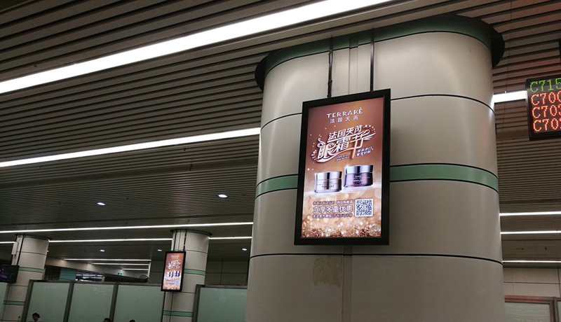 火车站候车厅液晶广告机.jpg